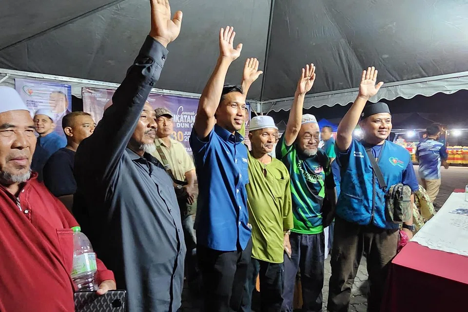 WAKILI PN-PAS: Mantan kapten pasukan bola sepak Harimau Malaya, Baddrol Bakhtiar (depan, tiga dari kiri) semasa menghadiri salah satu program PN-PAS di Gurun, Kedah, pada 30 Julai.