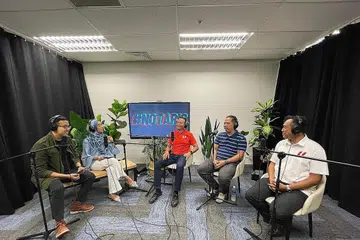 PERBUALAN RANCAK:(Dari kanan) Encik Sazali, Encik Abdul Samad dan Encik Fahmi menjadi tetamu Berita Harian bagi podcast #notapis yang memberi tumpuan kepada isu pekerjaan dan masyarakat Melayu/Islam baru-baru ini. Mereka berkongsi pendapat dengan hos #notapis Cik Shahida Sarhid (dua dari kiri) dan wartawan Encik Norman Sawi. - Foto BH oleh SITI AISYAH NORDIN
