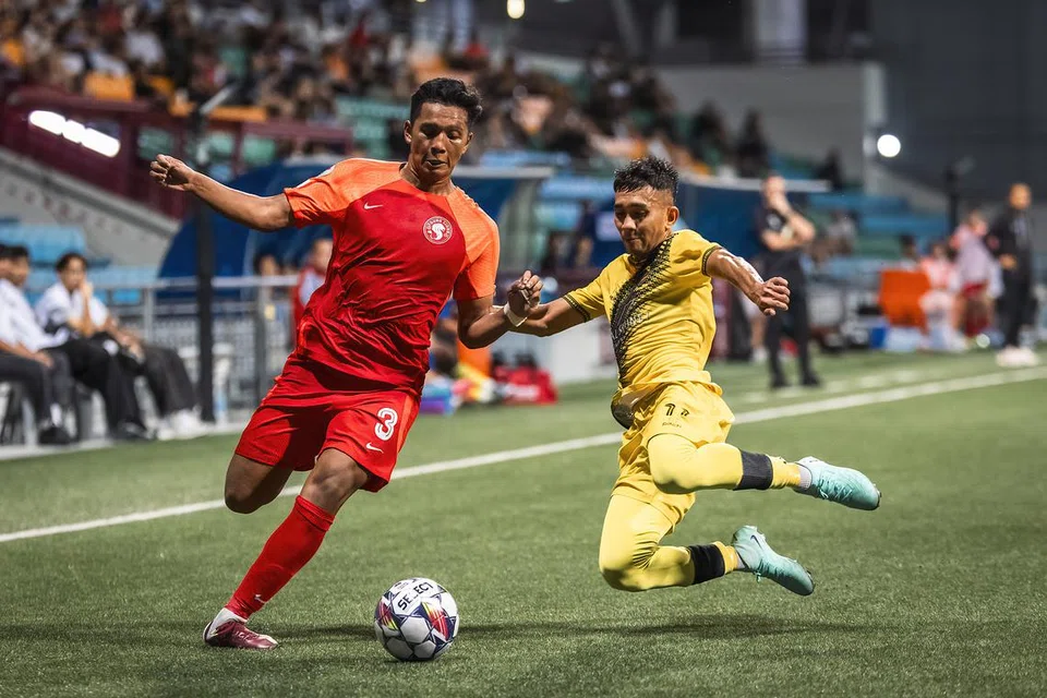 Bek kanan Young Lions, Aqil Yazid (kiri).  