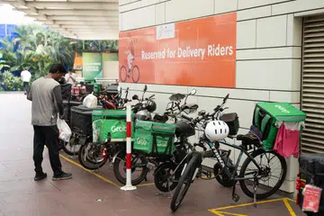 Tempat menunggu yang dikhaskan untuk penghantar makanan dan bungkusan di Jurong Point.
