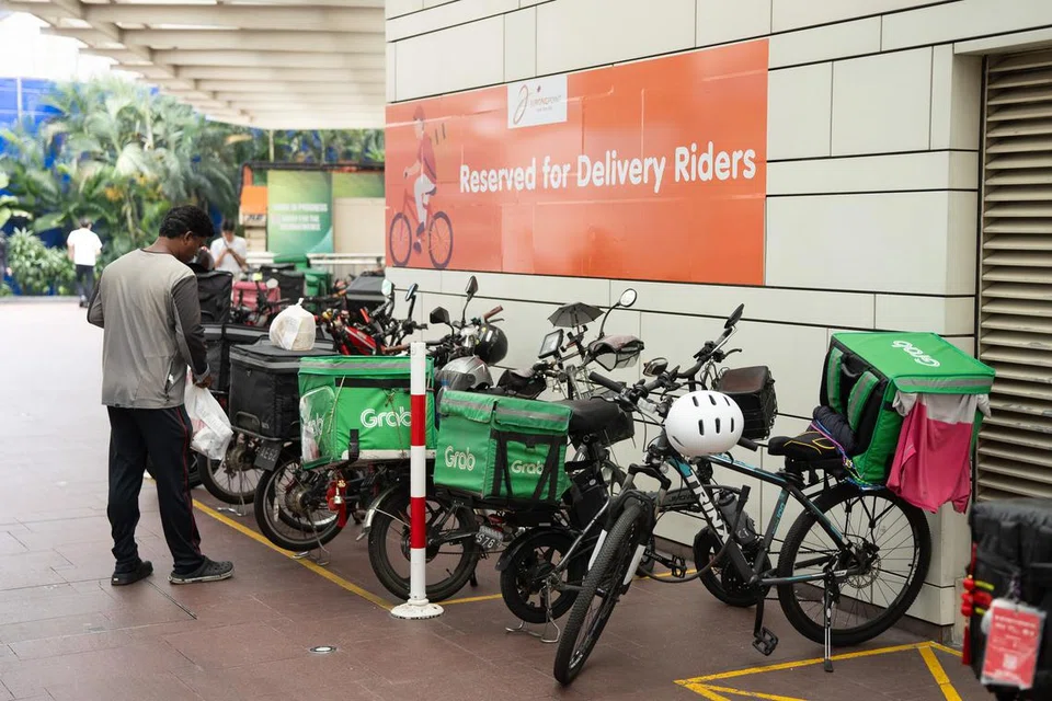 Tempat menunggu yang dikhaskan untuk penghantar makanan dan bungkusan di Jurong Point.