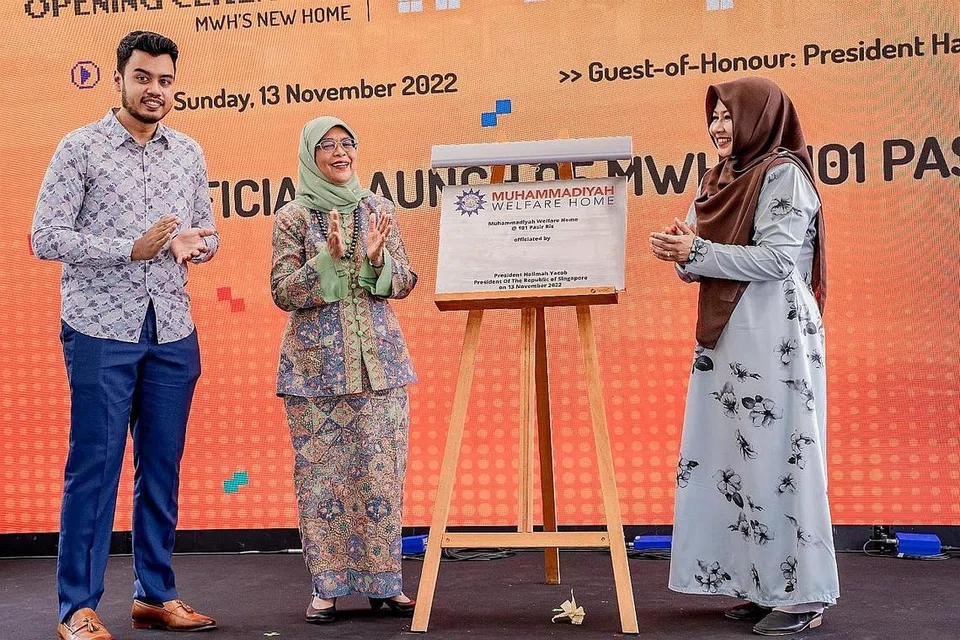 RASMIKAN PREMIS BARU: Presiden Halimah Yacob (tengah) bersama Pengerusi RKM, Ustaz Muhammad Azri Azman, dan Ketua RKM, Cik Rahmatunnisa Abdul Majeed, merasmikan bangunan baru rumah itu di 101 Pasir Ris Road semalam. - Foto-foto BH oleh NUR DIYANA TAHA 