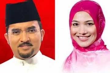 KETUA BARU: Datuk Dr. Asyraf Wajdi Dusuki (kiri sekali) dan Datuk Zahida Zarik Khan secara rasmi diumumkan sebagai Ketua Pemuda dan Ketua Puteri UMNO yang baharu bagi sesi 2018 - 2021. - Foto UTUSAN ONLINE