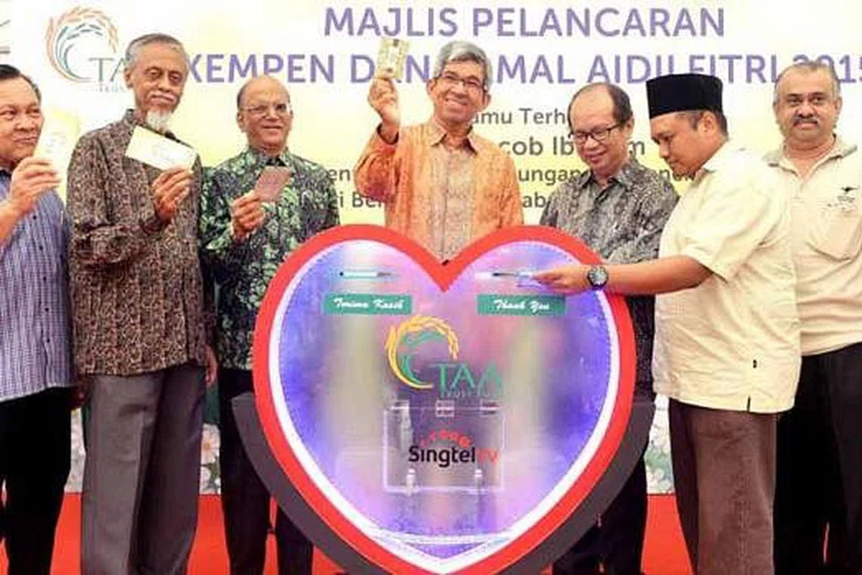 RASMI DILANCAR: (Dari kiri) Encik Hamsani Raoh, Encik Izzuddin Taherally, Encik Ameerali Abdeali, Dr Yaacob Ibrahim, Encik Zulkifli Mohammed, Encik Harmizan Abdul Hamid dan Encik Jainlauudin s/o Ibrahim, telah melancarkan kempen Tabung Amal Aidilfitri semalam di pintu masuk Tanjong Katong Complex. - Foto KHALID BABA