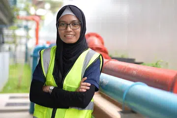 HARGAI PELUANG: Cik Nur Safarah Zaharudin amat menghargai pengalaman yang ditimba ketika menjalani Program Bekerja Sambil Belajar Bersepadu (IWSP) di AlfaTech Asia. - Foto ALFATECH ASIA
