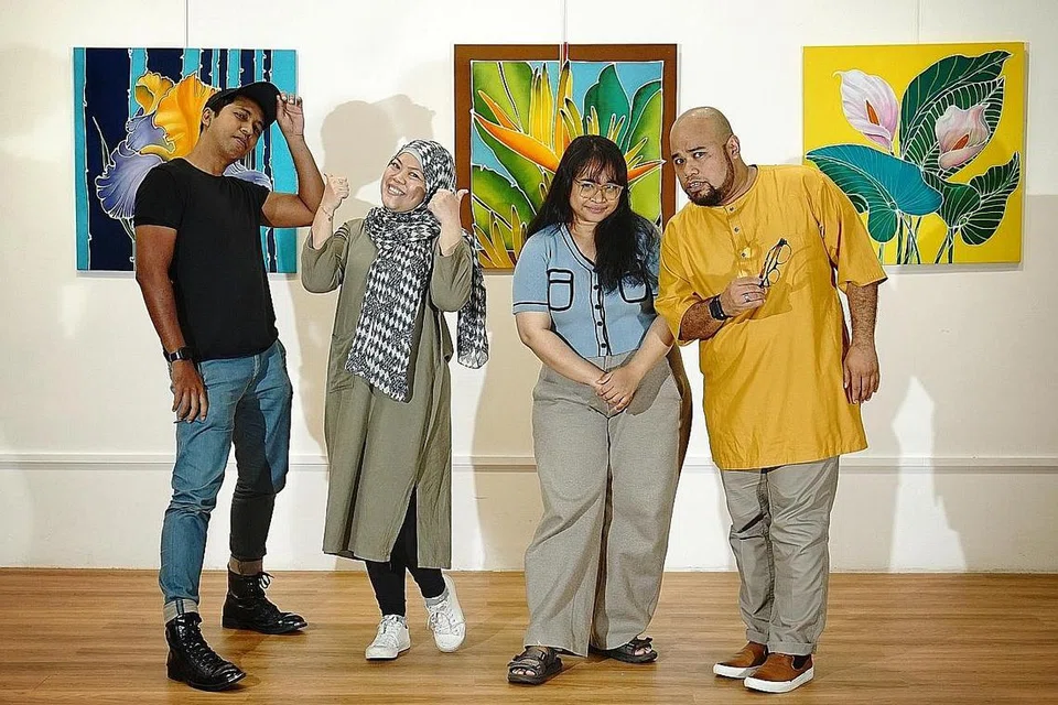 LANGKAH PERTAMA: Aktivis teater (dari kiri), Anwar Hadi Ramli, Dalifah Shahril, Suhaili Safari dan Saiful Amri Ahmad Elahi, gerakkan projek 'PertamaSG' agar anak seni dapat saling melengkapi, berkongsi ilmu pementasan daripada penggunaan prop hingga alat pemasaran. - Foto-foto BH oleh KHALID BABA