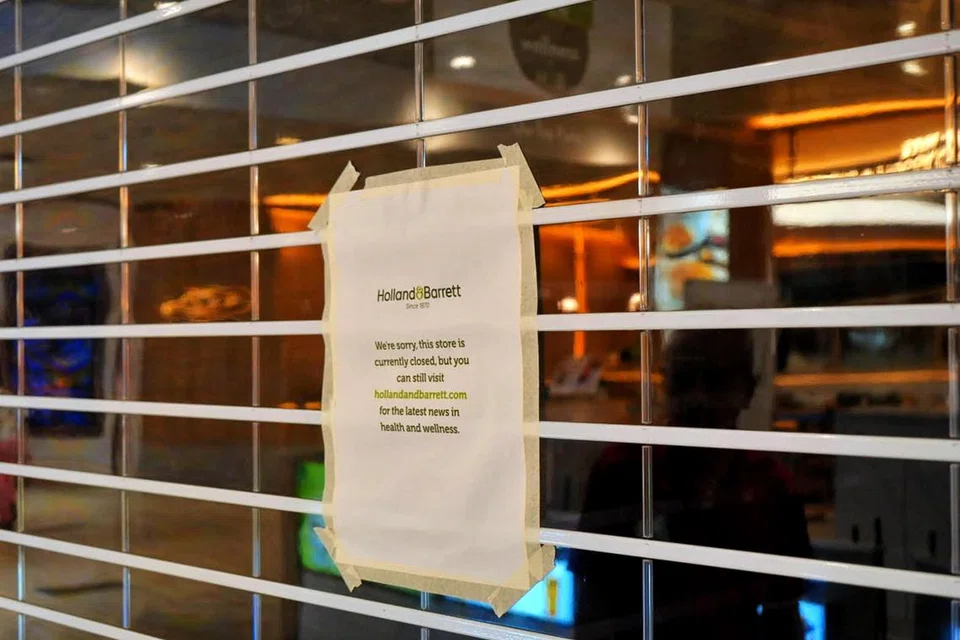 Sebuah notis diletakkan di luar cawangan Holland & Barrett di AMK Hub pada 7 Mac.