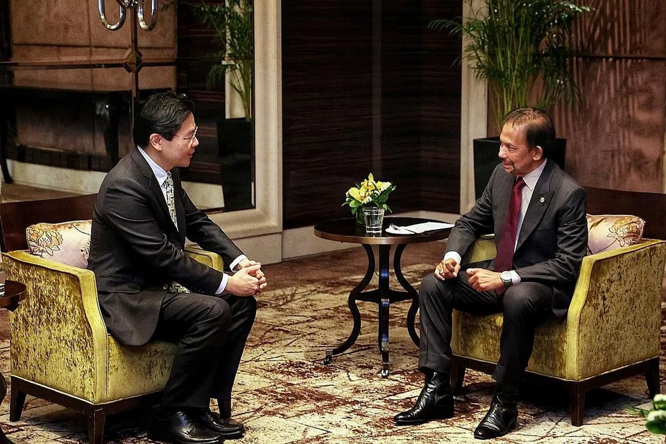 MAJLIS MENGADAP: Timbalan Perdana Menteri, Encik Lawrence Wong (kiri) bersama Sultan Hassanal Bolkiah berbincang mengenai isu dua hala dan serantau yang menjadi kepentingan bersama di antara kedua-dua buah negara. - Foto MCI 
