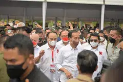 POLITIK INDONESIA: Presiden Indonesia, Joko 'Jokowi' Widodo (tengah) bersama pengerusi kumpulan sukarelawan Projo, Encik Budi Arie Setiadi (tengah, kiri) menemui anggota kumpulan semasa mesyuarat kerja kebangsaan, Kongres Projo pada 21 Mei lalu di Magelang, Jawa Tengah. - Foto INSTAGRAM DPP PROJO
