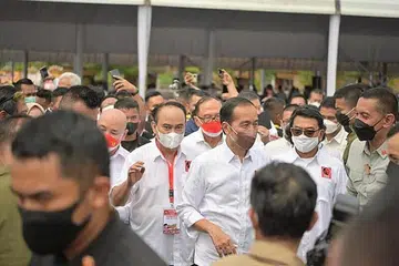 POLITIK INDONESIA: Presiden Indonesia, Joko 'Jokowi' Widodo (tengah) bersama pengerusi kumpulan sukarelawan Projo, Encik Budi Arie Setiadi (tengah, kiri) menemui anggota kumpulan semasa mesyuarat kerja kebangsaan, Kongres Projo pada 21 Mei lalu di Magelang, Jawa Tengah. - Foto INSTAGRAM DPP PROJO