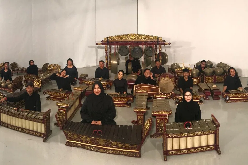 Anggota kumpulan Gamelan Asmaradana terdiri daripada pelbagai latar belakang, yang sering berlatih bersama dan mewakili Singapura di pentas antarabangsa menerusi garapan muzik gamelan dengan identiti tempatan.