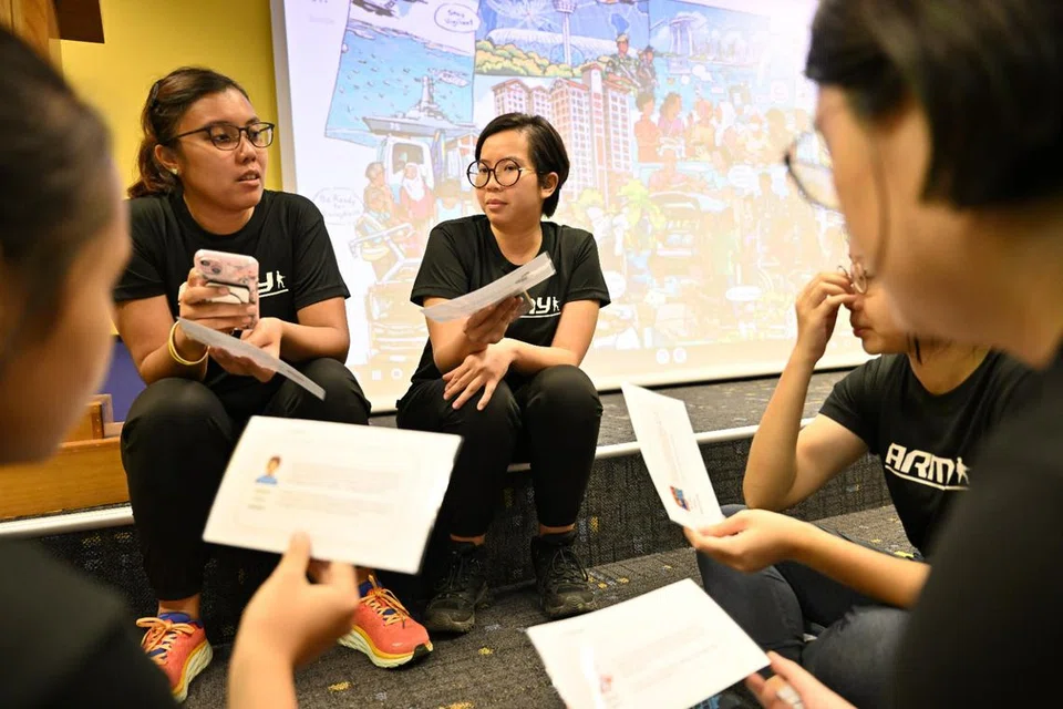 BERBINCANG: Untuk kegiatan terakhir, peserta menjalani latihan simulasi Pertahanan Mutlak, atau ‘Total Defence Table-top Exercise’ (TTX). Di sini, mereka mengemukakan perkara-perkara yang mungkin mengancam keselamatan Singapura secara berkumpulan.