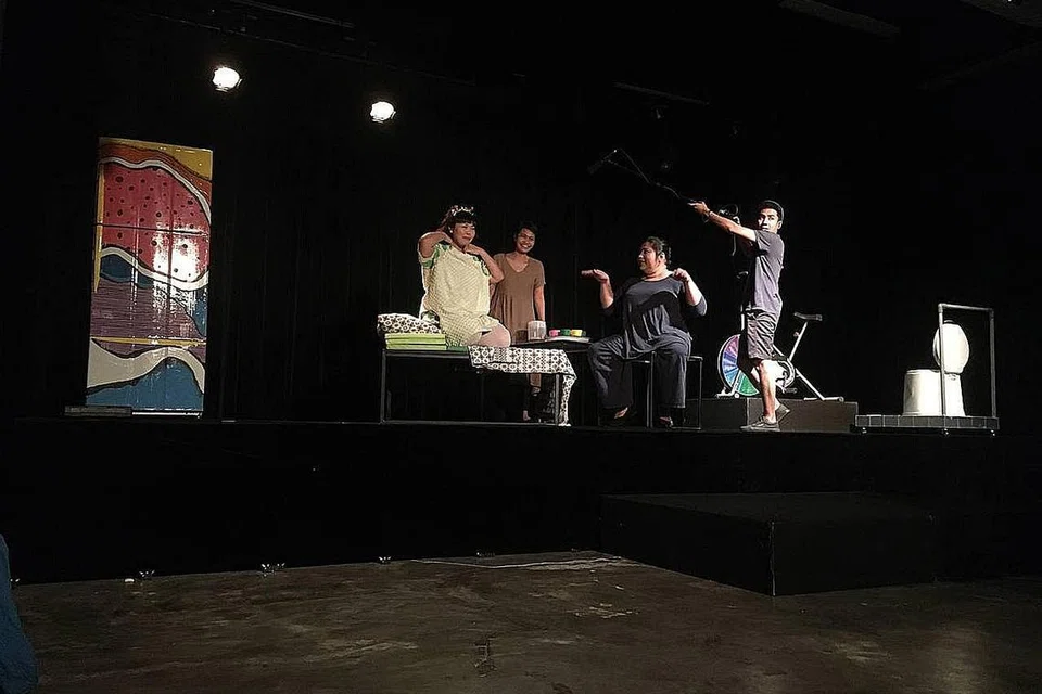 DIBATAL: (Gambar atas) Sesi rakaman bagi pementasan Berak, yang juga terpaksa dibatalkan tahun lalu akibat Covid-19. - Foto TEATER EKAMATRA
