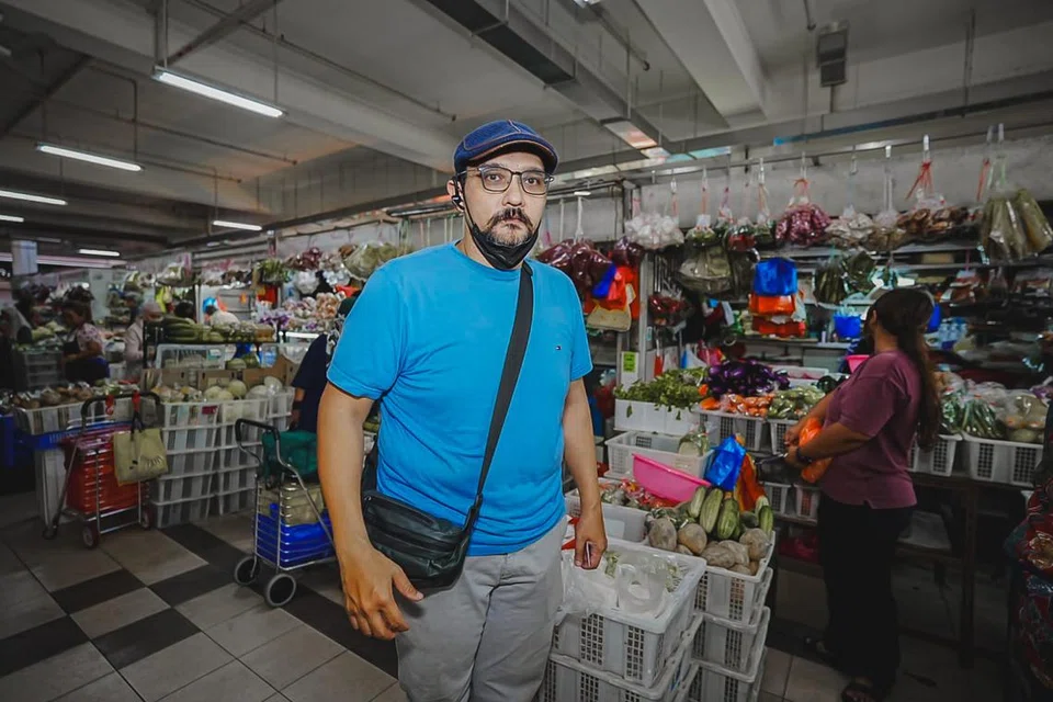 Encik Mohamed Fahmi Abdullah, 43 tahun, seorang pembangun laman, mewujudkan kedai dalam talian sehenti, geylangserai.shop, yang menjual pelbagai produk dari Pasar Geylang Serai.