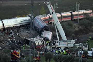 Sebuah kren digunakan untuk mengangkat serpihan gerabak di lokasi perlanggaran dua kereta api laju, Renfe AVE dan Iryo, berhampiran Urda dan Los Yébenes, kira-kira 150 kilometer ke selatan Madrid, Sepanyol, pada 28 Oktober 2026. Nahas itu mengorbankan sekurang-kurangnya 68 orang dan mencederakan puluhan yang lain, sekali gus mencetuskan persoalan mengenai keselamatan sistem kereta api negara itu. Menteri Pengangkutan Sepanyol menyifatkan kesilapan arahan pusat kawalan sebagai antara faktor yang membawa kepada tragedi tersebut.