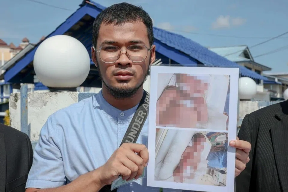 Encik Muhammad Syarifuddin Manan menunjukkan laporan polis dan gambar keadaan bayi perempuannya yang didakwa terjatuh dari katil bayi semasa ditemui di Ibu Pejabat Polis Daerah Kuala Terengganu, pada 26 Disember.