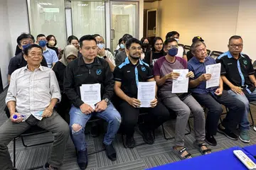 Setiausaha Agung Pertubuhan Kemanusiaan Masyarakat Antarabangsa Malaysia (MHO), Datuk Hishamuddin Hashim (tiga dari kiri), bersama mangsa penipuan membabitkan skim pelaburan forex tidak sah.
