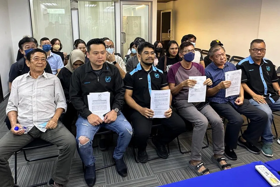 Setiausaha Agung Pertubuhan Kemanusiaan Masyarakat Antarabangsa Malaysia (MHO), Datuk Hishamuddin Hashim (tiga dari kiri), bersama mangsa penipuan membabitkan skim pelaburan forex tidak sah.
