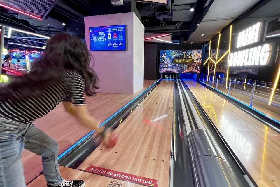 BOLING MINI: Selain pelbagai permainan yang menarik, Timezone Orchard Xchange juga menawarkan ruang boling mini di yang sesuai untuk setiap peringkat usia. 