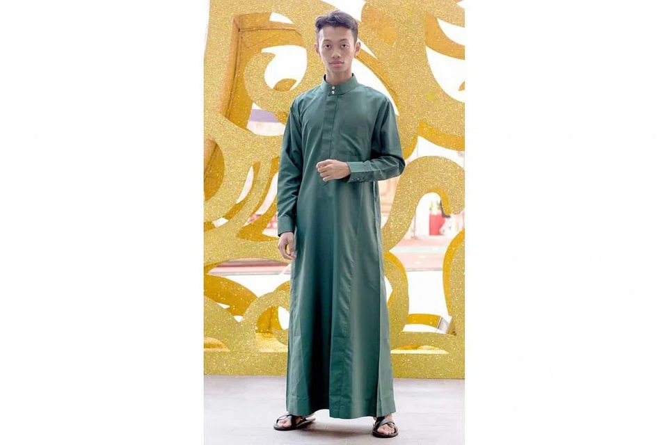 'SIMPLE' DAN MENARIK: Inilah antara jubah dan kurta berlengan panjang dan pendek yang menjadi pilihan popular ramai lelaki yang digayakan penulis. Ia memang amat sesuai dan selesa dipakai. - Foto BH oleh LIM SIN THAI