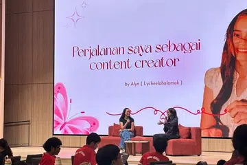Cik Nur Alya Roziz (kiri) berkongsi bersama para peserta cabaran membina jenama di media sosial serta pengalaman mengusahakan perniagaan bedak sejuk sambil berbincang bersama wartawan Berita Harian, Cik Shiqin Ramadan.