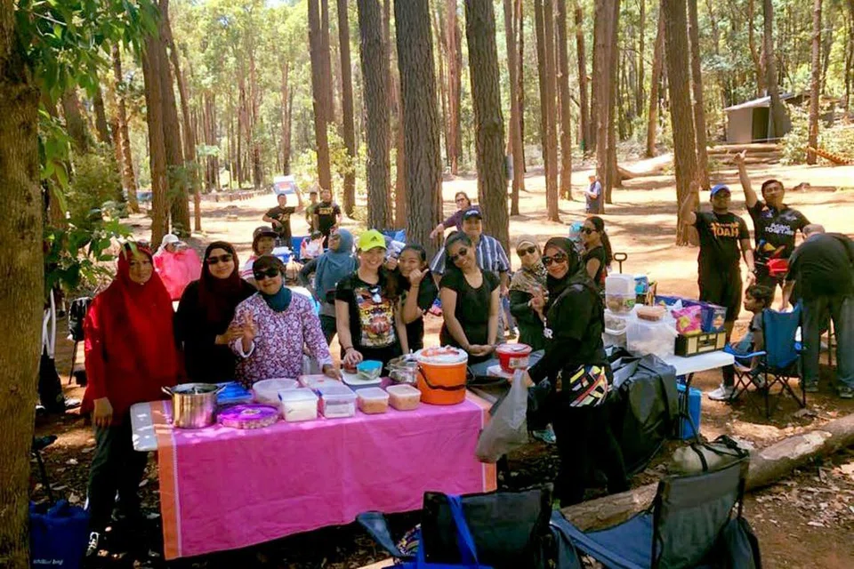 BERIADAH BERSAMA: Persekutuan Gayong Australia turut menganjurkan kegiatan riadah seperti berkelah bersama keluarga anggotanya pada hari cuti dan keramaian untuk mempererat silaturahim.