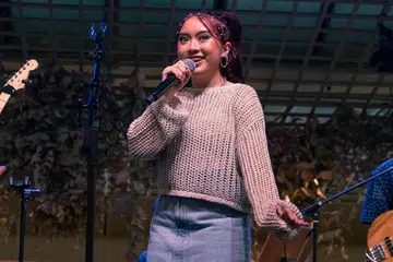 KETENGAH BAKAT MUDA: Kerana keinginannya untuk melihat persada muzik Singapura mekar dengan bakat belia, pelakon dan penyanyi muda, Sarah Syazlina Mohd Darni, menganjurkan persembahan muzik, Field Trip! di Studio Annexe Esplanade pada 13 Jun.