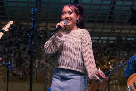 KETENGAH BAKAT MUDA: Kerana keinginannya untuk melihat persada muzik Singapura mekar dengan bakat belia, pelakon dan penyanyi muda, Sarah Syazlina Mohd Darni, menganjurkan persembahan muzik, Field Trip! di Studio Annexe Esplanade pada 13 Jun.