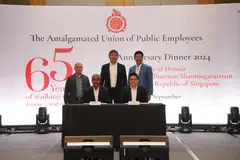 (dari kiri) Presiden AUPE, Encik Jefry Mohamad; Setiausaha Agung AUPE, Encik Sanjeev Tiwari; Setiausaha Agung NTUC, Encik Ng Chee Meng; Pengarah GovInsider (Transformasi dan Projek Strategik), Encik Tyler Lim; dan Pengarah GovInsider, Encik Adrian Sng, di acara tandatangan MOU antara AUPE dengan GovInsider sempena majlis ulang tahun ke-65 AUPE yang diadakan di Marina Bay Sands pada 28 September.