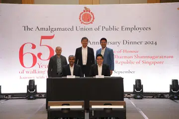 (dari kiri) Presiden AUPE, Encik Jefry Mohamad; Setiausaha Agung AUPE, Encik Sanjeev Tiwari; Setiausaha Agung NTUC, Encik Ng Chee Meng; Pengarah GovInsider (Transformasi dan Projek Strategik), Encik Tyler Lim; dan Pengarah GovInsider, Encik Adrian Sng, di acara tandatangan MOU antara AUPE dengan GovInsider sempena majlis ulang tahun ke-65 AUPE yang diadakan di Marina Bay Sands pada 28 September.