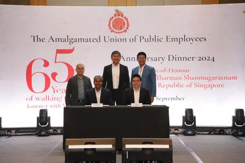 (dari kiri) Presiden AUPE, Encik Jefry Mohamad; Setiausaha Agung AUPE, Encik Sanjeev Tiwari; Setiausaha Agung NTUC, Encik Ng Chee Meng; Pengarah GovInsider (Transformasi dan Projek Strategik), Encik Tyler Lim; dan Pengarah GovInsider, Encik Adrian Sng, di acara tandatangan MOU antara AUPE dengan GovInsider sempena majlis ulang tahun ke-65 AUPE yang diadakan di Marina Bay Sands pada 28 September.