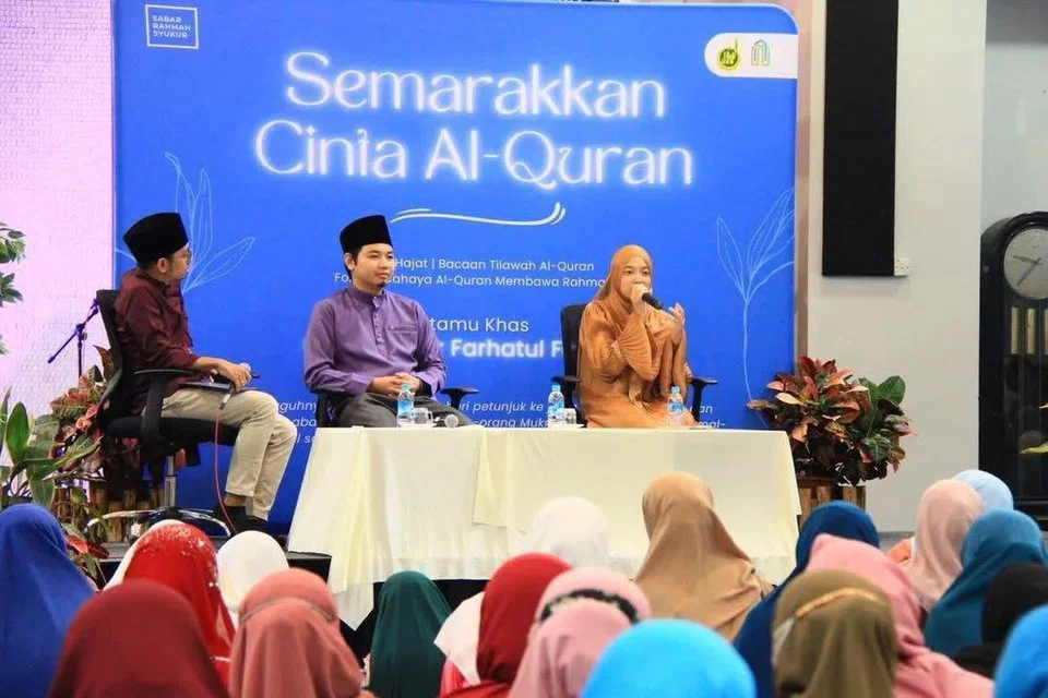 Acara ‘Semarakkan Cinta Al-Quran’ anjuran Masjid An-Nur pada 19 Mac 2023 menampilkan qariah undangan dari Malaysia, Ustazah Nor Farhatul Fairuzah Panut (kanan).