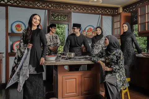 Adrianna Yariqa ialah jenama pakaian yang menggabungkan jahitan dan bahan bermutu tinggi, memberikan sentuhan mewah pada pakaian tradisional. 