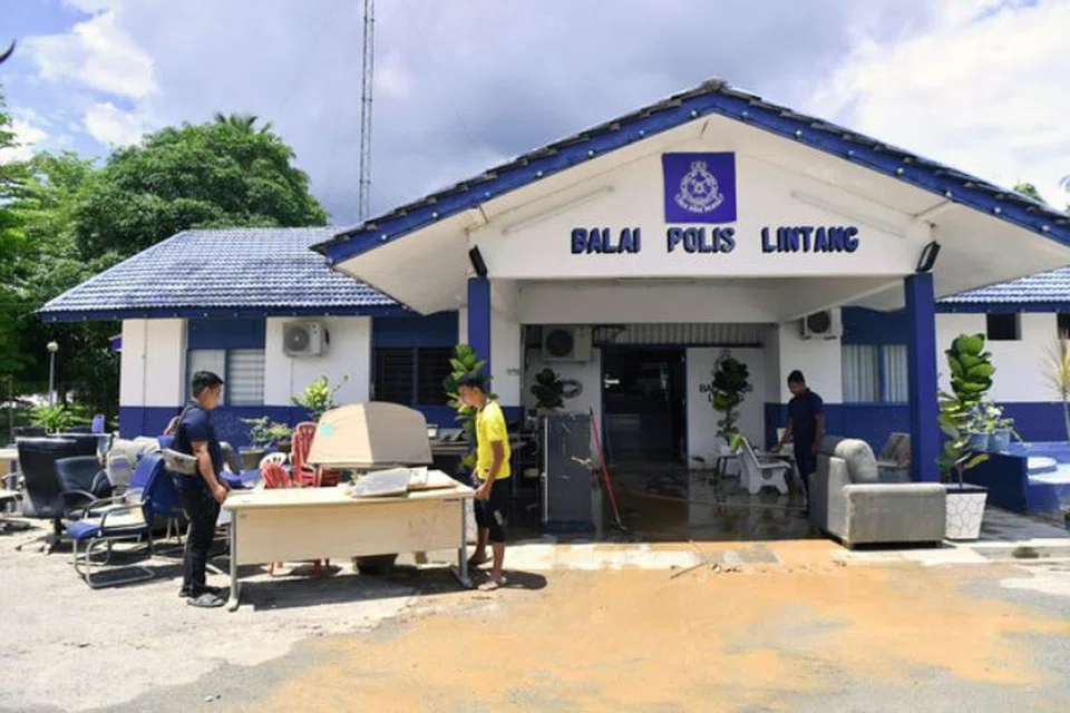 Anggota Balai Polis Lintang di Sungai Siput, Perak, giat membersihkan kesan banjir sehingga menyebabkan balai polis itu terpaksa ditutup akibat dinaiki banjir.