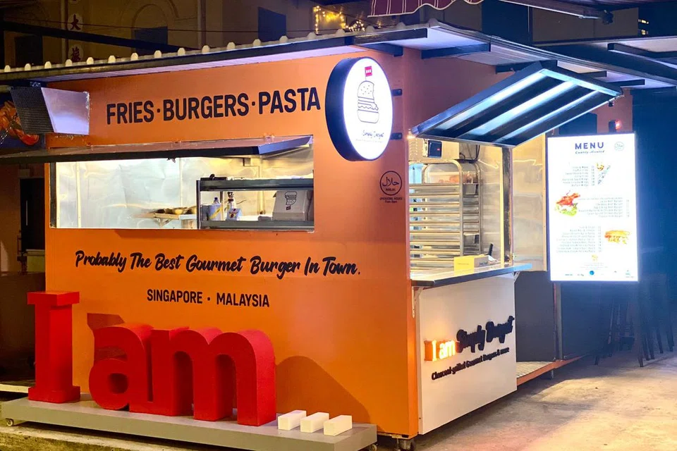 TEBAR SAYAP: Setelah melihat peluang dalam pasaran kios burger & food truck yang semakin berkembang di Malaysia, pemilik restoran I Am Cafe, Encik Muhamad Jamuri Busori, 51 tahun (gambar sisipan), membuat keputusan untuk membuka sebuah cawangan baru di Georgetown, Pulau Pinang.