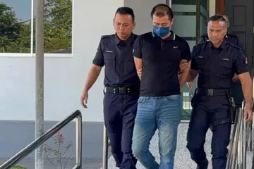 Man Tiger atau nama sebenarnya, Abdurrahman Abdullah, 32 tahun (tengah), didakwa di Mahkamah Majistret Kluang, Johor, pada 21 Februari, atas tuduhan cubaan membunuh suami isteri dengan melepaskan tembakan di Kampung Bukit Batu Machap, Simpang Renggam, Kluang, Johor, dalam kejadian 10 Februari lalu.