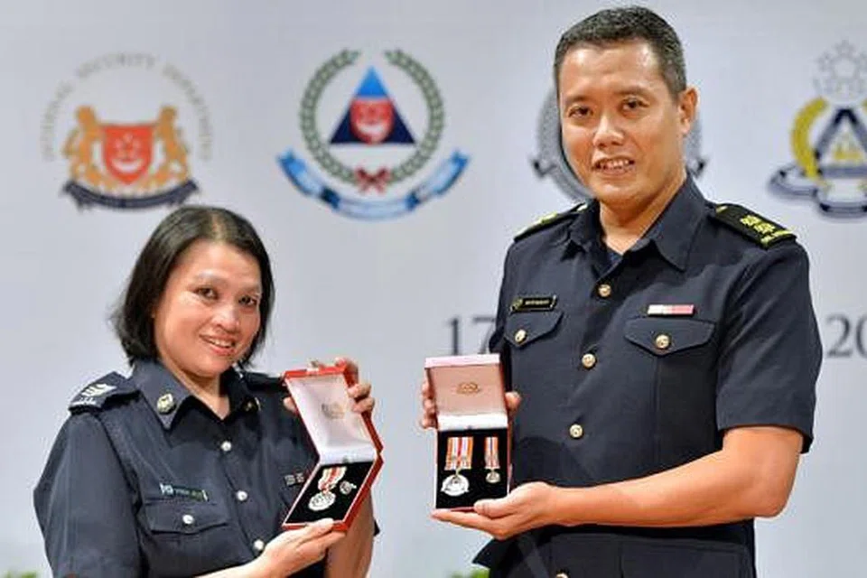 DIIKTIRAF: LTC (NS) Mohamed Razaleigh menerima Pingat Perkhidmatan Luar Negara sementara SSGT Kamisah Jailani menerima Pingat Lama Berkhidmat dalam Majlis Pengurniaan Anugerah Hari Kebangsaan 2015 MHA. - Foto M.O. SALLEH