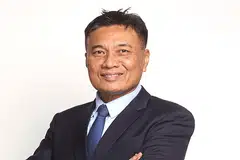 TETAP LIGAT: Setelah bekerja selama 30 tahun bersama Keppel Offshore & Marine, Encik Abu Bakar Mohd Nor memutuskan bersara pada usia 50 tahun dan memulakan perniagaan sendiri dalam bidang teknologi awan (Cloud), teknologi kewangan (fintech) dan kecerdasan buatan (AI).