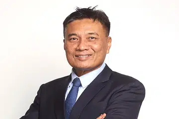 TETAP LIGAT: Setelah bekerja selama 30 tahun bersama Keppel Offshore & Marine, Encik Abu Bakar Mohd Nor memutuskan bersara pada usia 50 tahun dan memulakan perniagaan sendiri dalam bidang teknologi awan (Cloud), teknologi kewangan (fintech) dan kecerdasan buatan (AI).