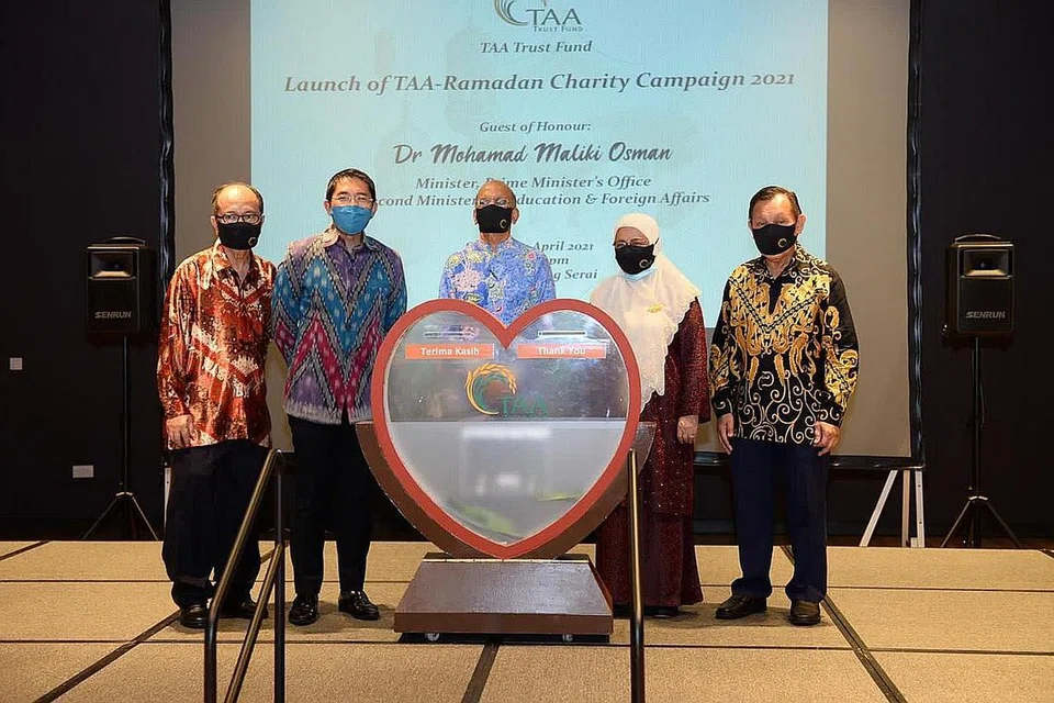 KEMPEN KUMPUL DANA: Menteri di Pejabat Perdana Menteri, Dr Mohd Maliki Osman (dua dari kiri), bersama anggota Lembaga Pengamanah TAA dalam acara pelancaran Kempen Amal TAA-Ramadan 2001. - Foto TAA