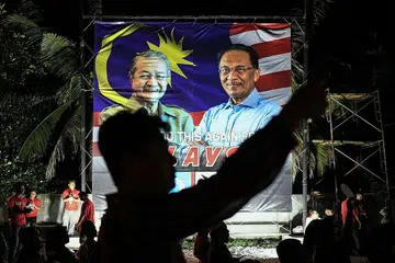 PERATURAN LEBIH KETAT: Suruhanjaya Pilihan Raya Malaysia mengeluarkan garis panduan baru yang menetapkan hanya gambar dua pemimpin parti politik - presiden dan timbalan presiden, atau setara mereka - boleh digunakan pada bahan kempen, di luar kawasan undi yang bertanding. - Foto AFP