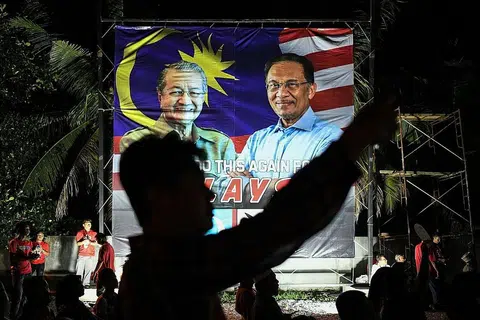 PERATURAN LEBIH KETAT: Suruhanjaya Pilihan Raya Malaysia mengeluarkan garis panduan baru yang menetapkan hanya gambar dua pemimpin parti politik - presiden dan timbalan presiden, atau setara mereka - boleh digunakan pada bahan kempen, di luar kawasan undi yang bertanding. - Foto AFP