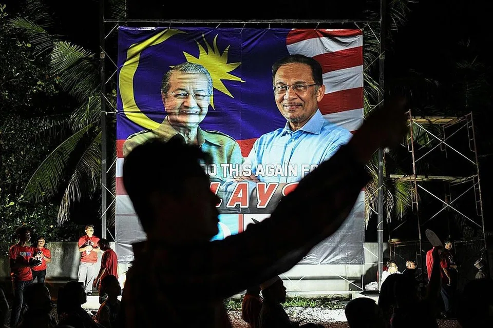 PERATURAN LEBIH KETAT: Suruhanjaya Pilihan Raya Malaysia mengeluarkan garis panduan baru yang menetapkan hanya gambar dua pemimpin parti politik - presiden dan timbalan presiden, atau setara mereka - boleh digunakan pada bahan kempen, di luar kawasan undi yang bertanding. - Foto AFP