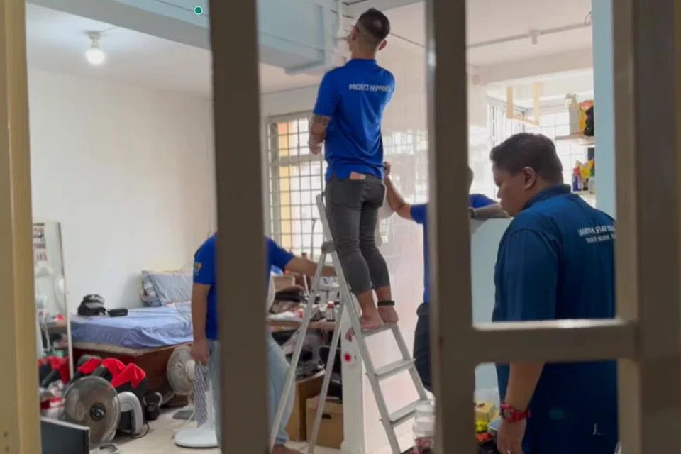 Sukarelawan Darul Ihsan mengecat rumah Encik James.