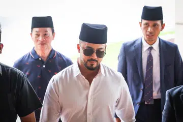Aliff Aziz (tengah), yang buat masa ini berehat seketika daripada dunia seni, yakin rezeki ditentukan Tuhan. Beliau ingin ambil peluang susuli perceraian untuk muhasabah diri. Menemaninya di belakang (kiri) adalah bapanya, Encik Aziz Sapdan.