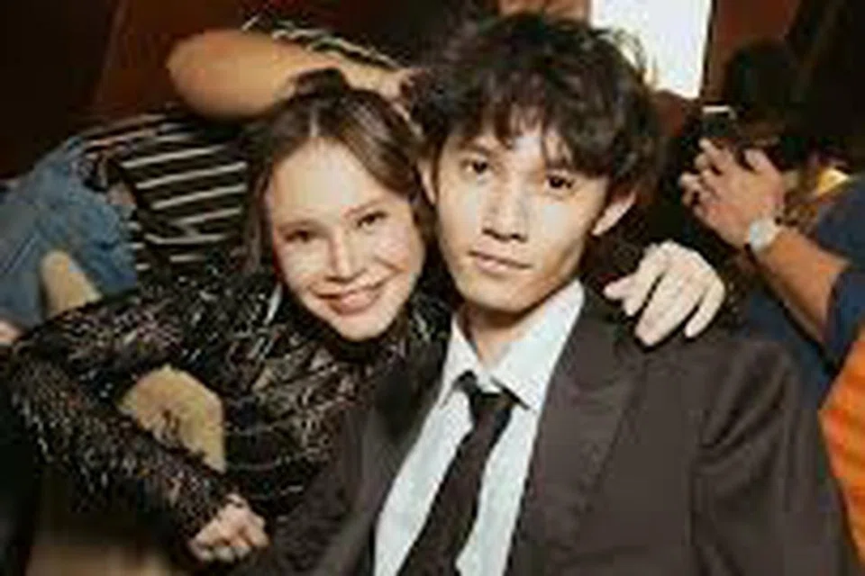 Anak tunggal Rossa, Rizky Langit Ramadhan, menjadi teman suka duka dan dianggap lebih matang daripada usia 18 tahun.