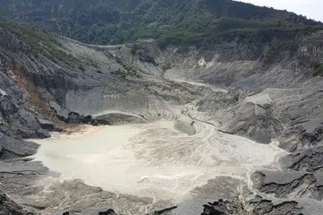 Tangkuban Perahu antara sekitar 130 gunung berapi aktif di Indonesia.