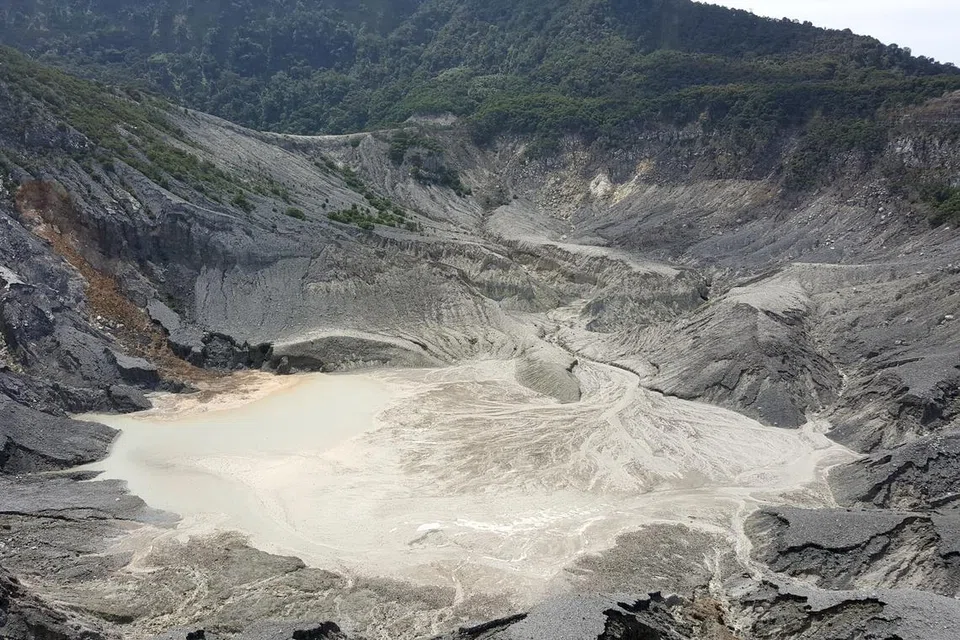 Tangkuban Perahu antara sekitar 130 gunung berapi aktif di Indonesia.