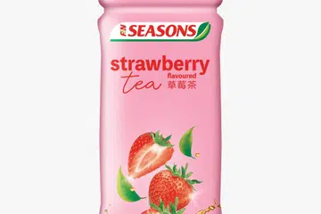 F&N Seasons Strawberry Flavoured Tea – minuman edisi terhad yang diperbuat daripada daun teh semula jadi, rendah gula, dan kaya dengan antioksidan.