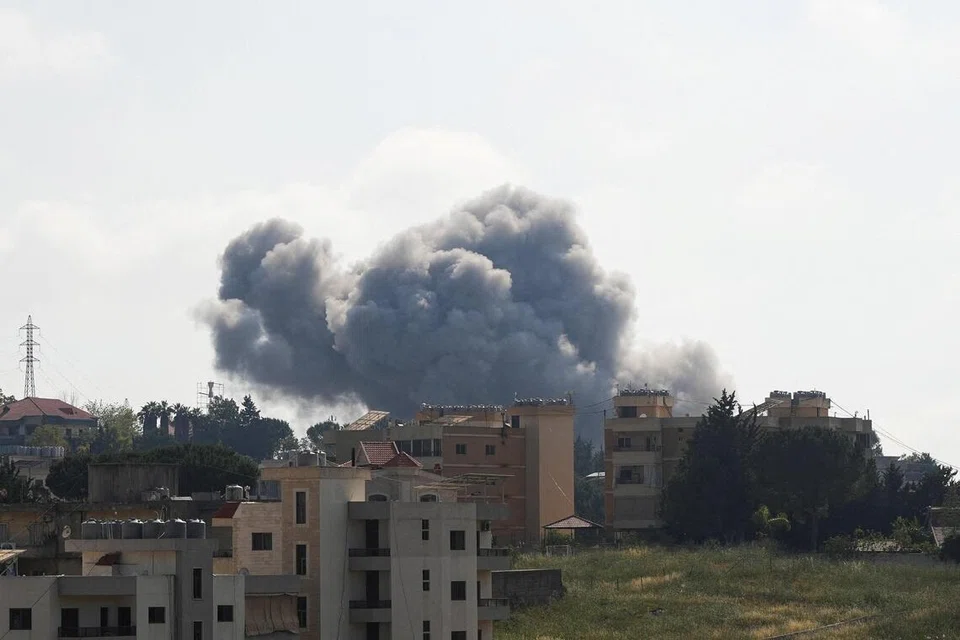 Asap berkepul-kepul menerawang ke udara berikutan serangan udara Israel di Kfar Joz, Lebanon, pada 26 Mei 2026